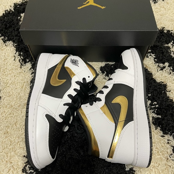 NWT Air Jordan 1 Mid GS In White/multi-color-black - Picture 11 of 11